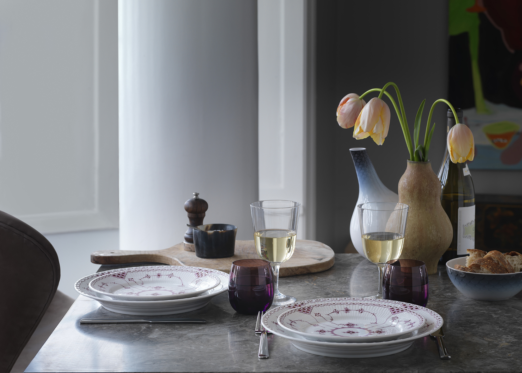 An exclusive dinner table set with the beautiful Purpur fluted half lace